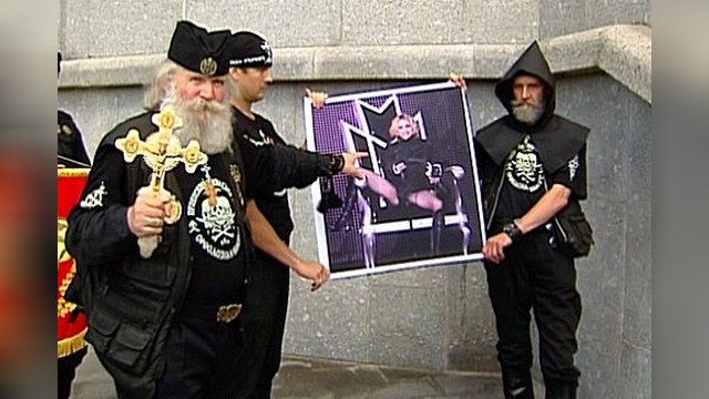 В Москве сожгли портрет певицы Мадонны