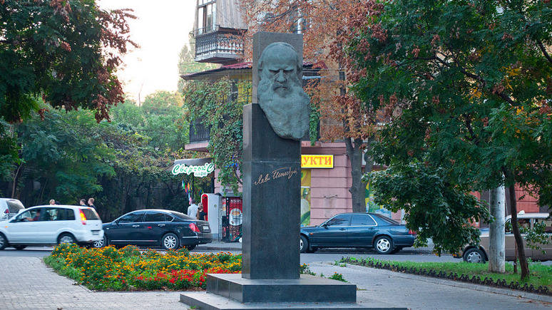 Вести: в рамках дерусификации в Одессе демонтируют памятник Льву Толстому