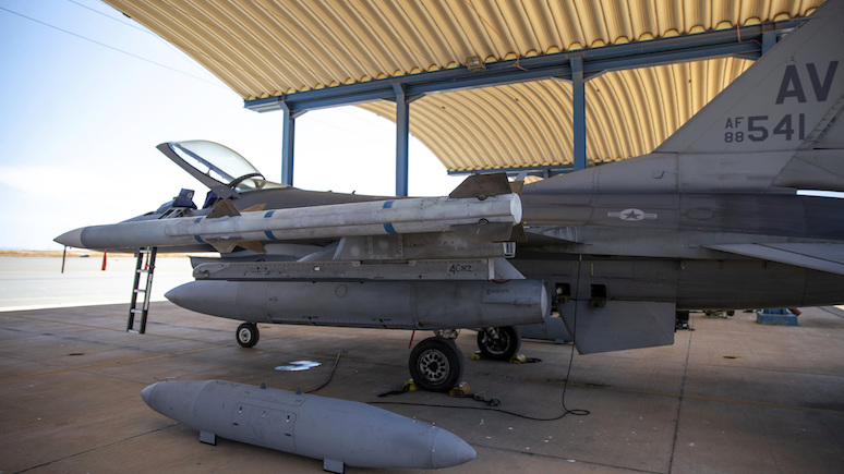 Ждать придётся долго — Bloomberg о поставках на Украину обещанных F-16