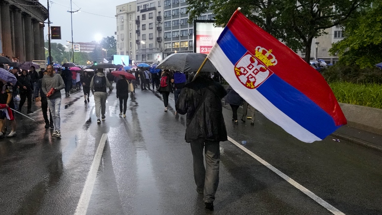 N-TV: тысячи сербов вышли на улицы поддержать Вучича после протестов оппозиции