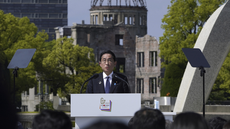 Bloomberg: сын японского премьера был уволен для спасения имиджа отца