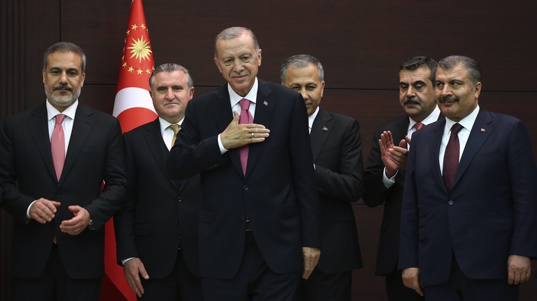 Handelsblatt: Эрдоган произвёл перестановки в кабмине и пообещал Турции новую конституцию