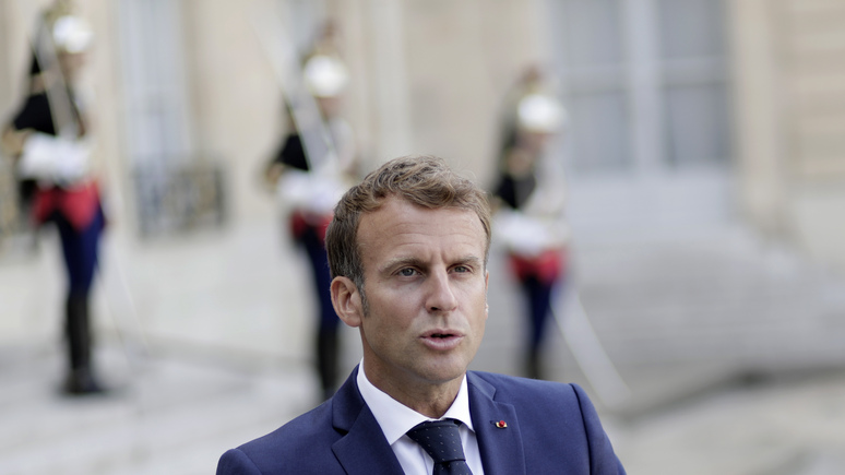 Midi Libre: «не уделил ни малейшего внимания» — в сети раскритиковали Макрона за безразличие к упавшему в обморок гвардейцу