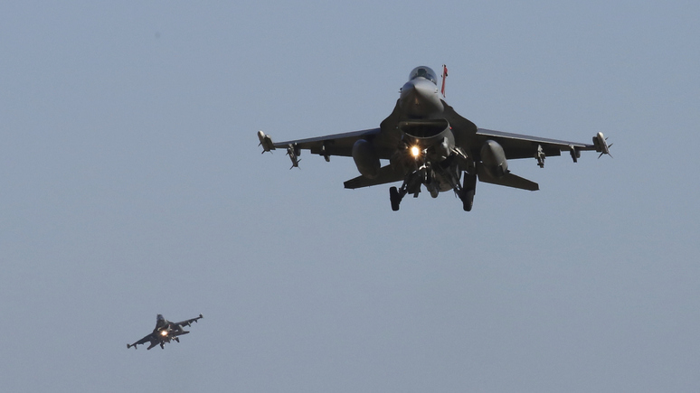 Politico: Дания объявила о начале обучения украинских пилотов на истребителях F-16