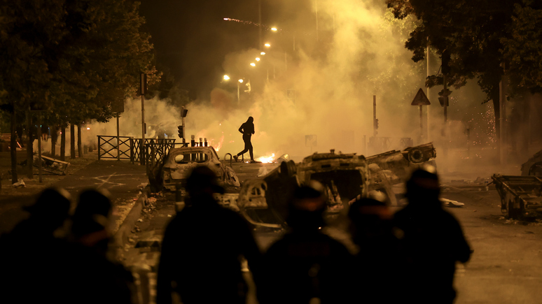 Le Parisien: третья ночь беспорядков во Франции — усиление полиции не предотвратило грабежи