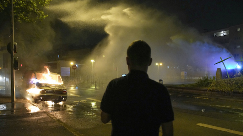 Guardian: аресты, грабежи и поджоги — беспорядки во Франции не затихают четвёртую ночь