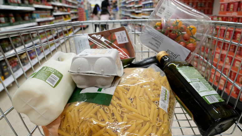 Newsweek: больше половины американцев сократили расходы на продукты питания на фоне роста стоимости жизни