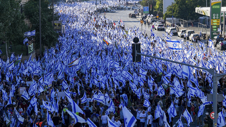 Le Monde: «будем стоять, пока не отменят» — десятки тысяч израильтян вышли на протесты против судебной реформы перед голосованием в парламенте