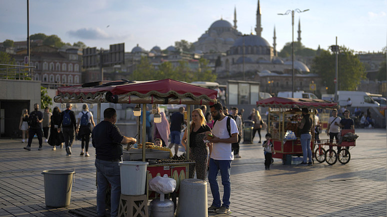 Daily Sabah: россияне лидируют по численности среди иностранных мигрантов в Турции