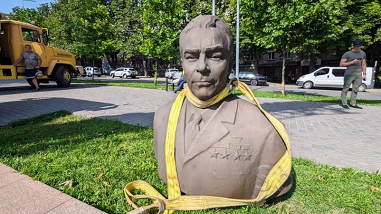 Корреспондент: на Украине демонтировали памятник Брежневу
