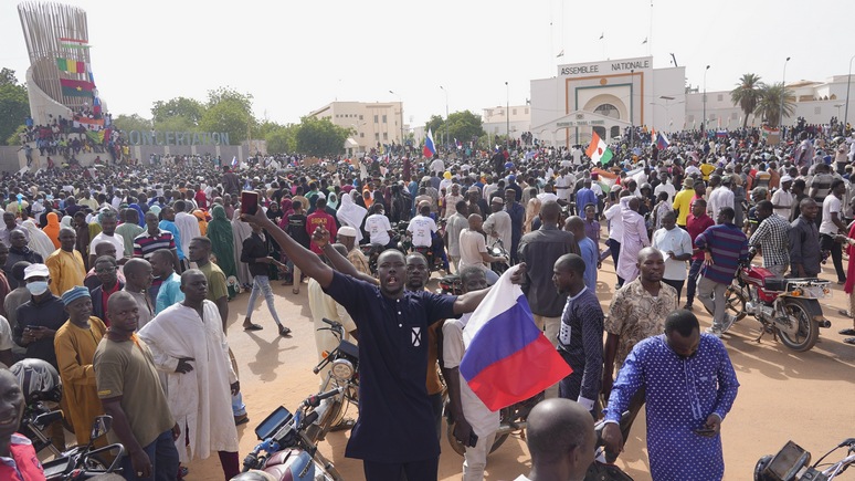 Spiegel: Париж грозит жёсткой реакцией на антифранцузские протесты в Нигере