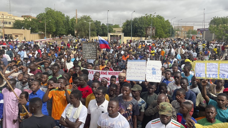 Le Figaro: новые власти Нигера рвут соглашения с Парижем и запрещают французские каналы 