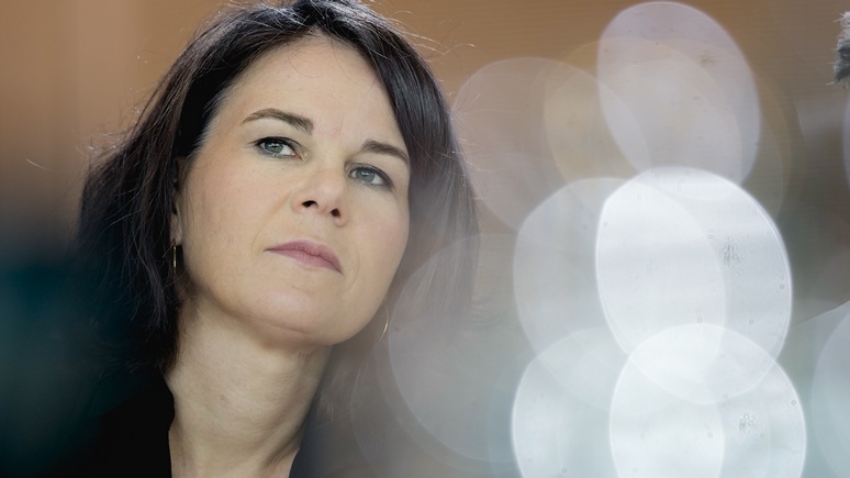 Bild: Бербок пришлось отменить поездку в Австралию — не смогла долететь даже со второй попытки