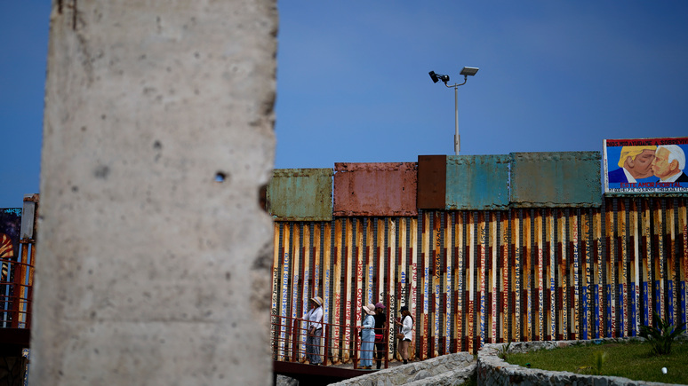 Spiegel: мексиканцы установили на границе с США фрагмент Берлинской стены — в назидание Вашингтону