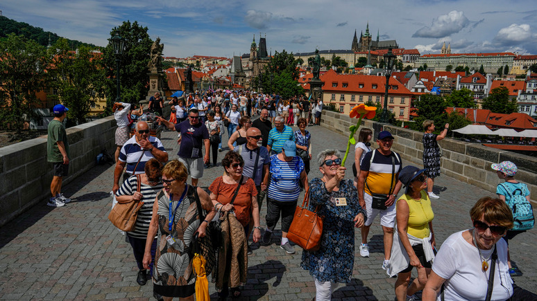 УП: более половины украинских беженцев в Чехии сталкивались с агрессией