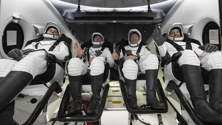 Guardian: астронавты отправятся на Луну в скафандрах от Prada