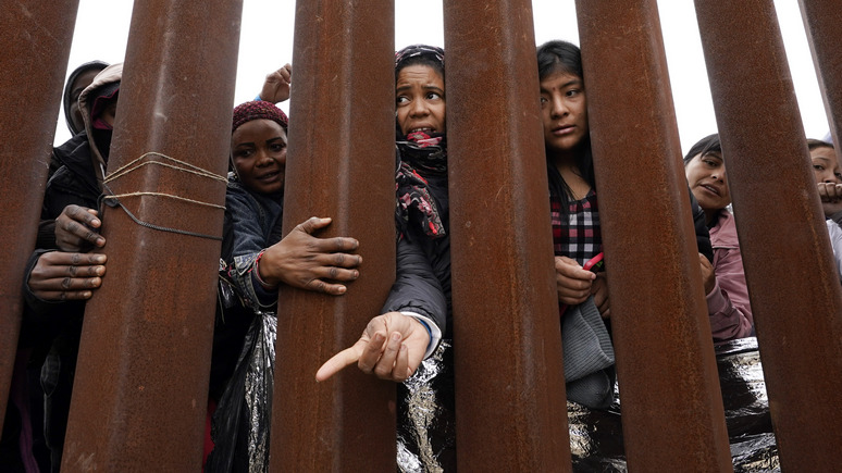 Politico: американцы считают иммиграционную политику Байдена «недостаточно жёсткой» 