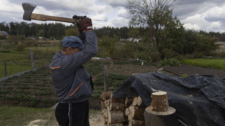 «Заготавливают дрова и свечи»: ABC News рассказал, как украинцы готовятся к предстоящей зиме
