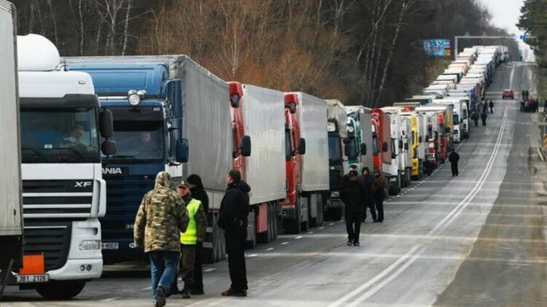 СТРАНА: украинские водители фур уверены, что блокаду границы организовала Варшава
