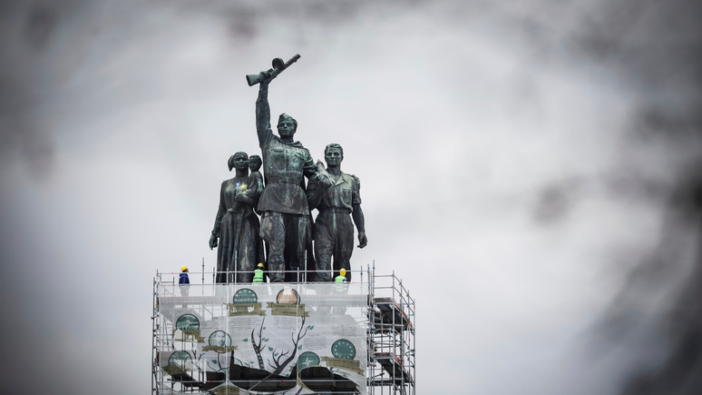 Bloomberg: в Софии начали сносить памятник Советской армии