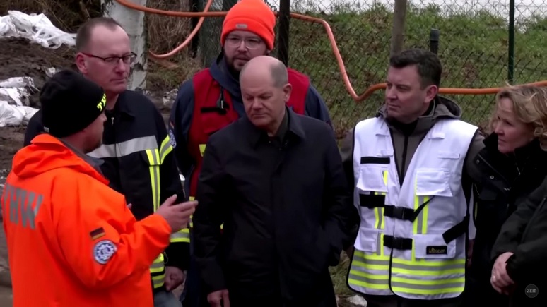 Обозреватель Der Spiegel: даже правильное поведение во время наводнения не спасает рейтинг Шольца
