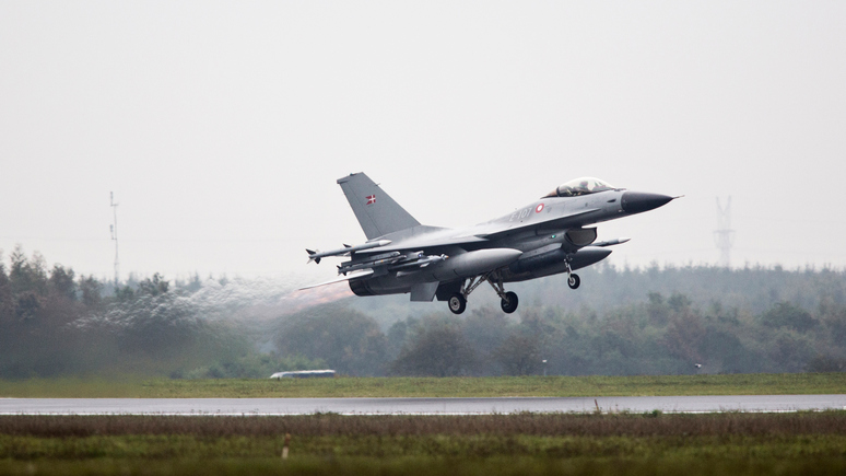 Bloomberg: Дания отложила поставки Киеву истребителей F-16 на несколько месяцев