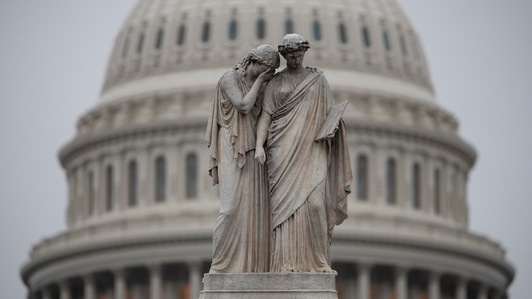 Bloomberg: борьба между конгрессом и Белым домом грозит поставить крест на помощи США Украине