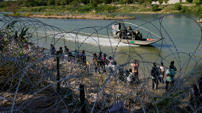 NYT: украинская политика Байдена дышит на ладан из-за кризиса на американо-мексиканской границе