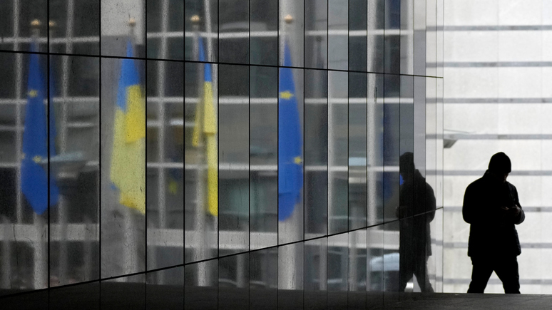 Politico: сокращение международной помощи толкает экономику Украины на край пропасти