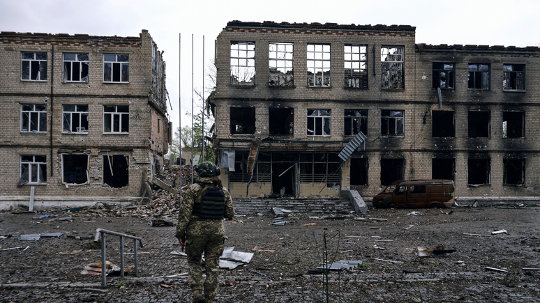 Bloomberg: украинские войска уходят из Авдеевки, чтобы не попасть в окружение