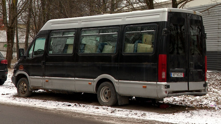 LSM: автобус с гумпомощью для Украины уже полтора года стоит на обочине улицы в Риге