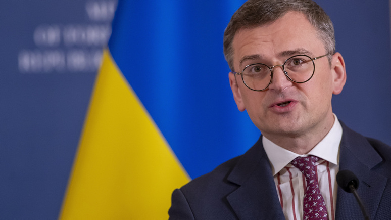 CNN: Украина запретила оказание консульских услуг мужчинам призывного возраста за границей