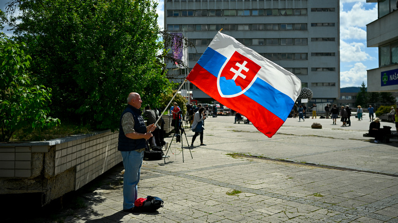 Politico: Словакия после покушения на Фицо стоит «на пороге гражданской войны»