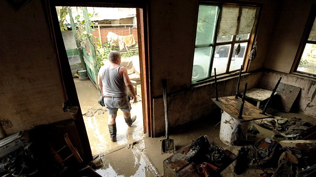 Жители Крымска ремонтируют дома за собственный счет