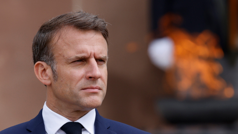 AP: Макрон ослабил Францию, дав правым шанс прийти к власти