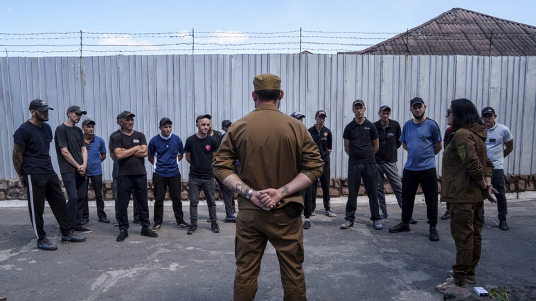 AP: Киев призывает в ВСУ заключённых в попытке покрыть острую нехватку бойцов