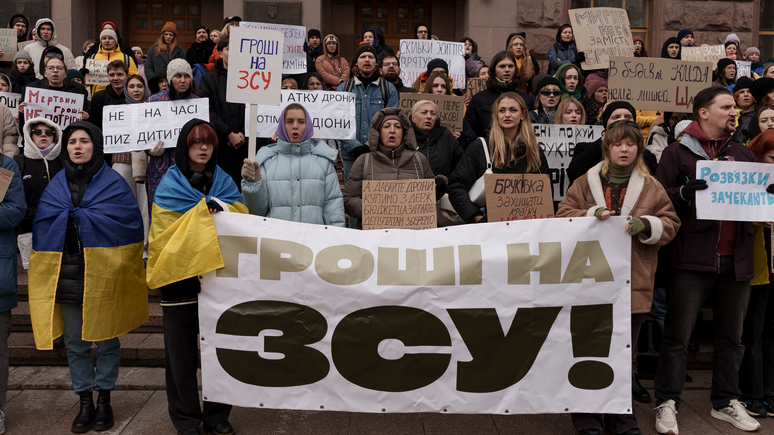 Berliner Zeitung: Киев избежал банкротства, но налоги для украинцев придётся поднять