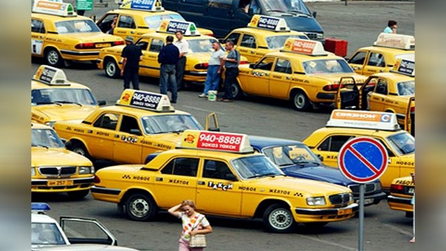 Московские таксисты устроили «итальянскую забастовку»