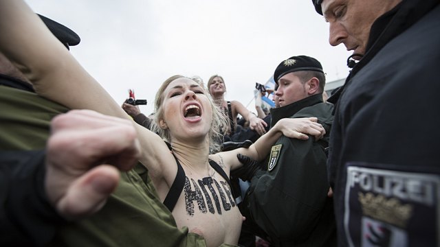 ARD: За нападение на Путина Femen отделаются штрафом