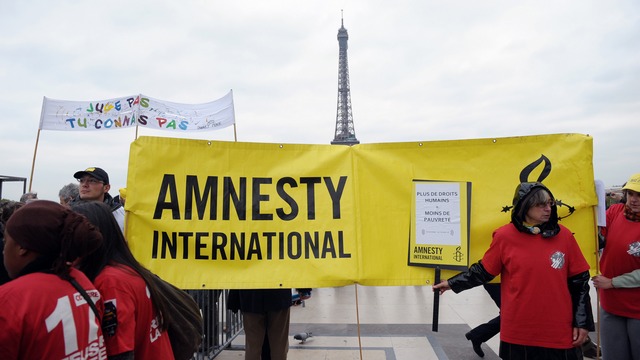 Amnesty International критикует Россию за препятствование работе НКО  