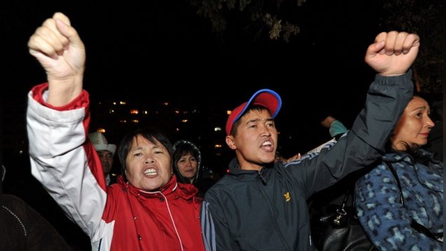 Митингующие в Киргизии намерены отобрать золото у канадцев 