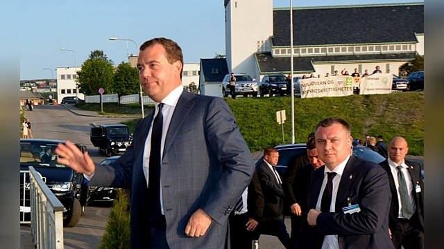 В Норвегии Медведева встретили акцией протеста
