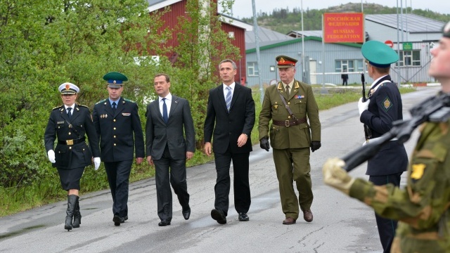 Медведев и Столтенберг перешли российско-норвежскую границу без виз