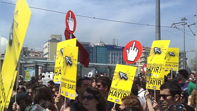 The Asset: У протестов в России и Турции общие корни 