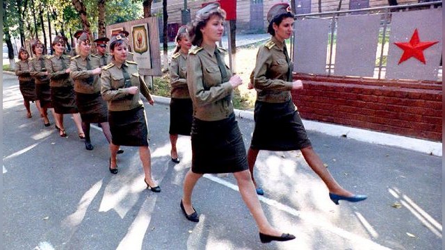 Военная форма не помешала разглядеть в россиянках красавиц