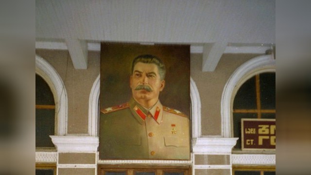 Украинский депутат подрался с милицией из-за портрета Сталина