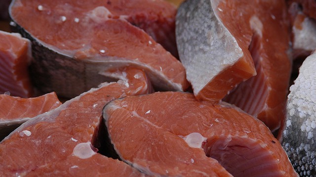 Норвежский лосось может не доплыть до российских  прилавков