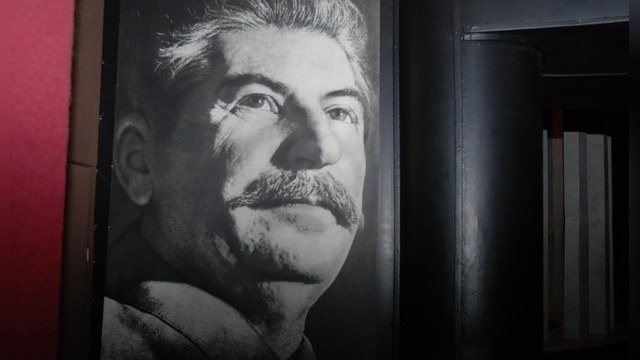 День:  Российской власти нет резона расставаться со Сталиным