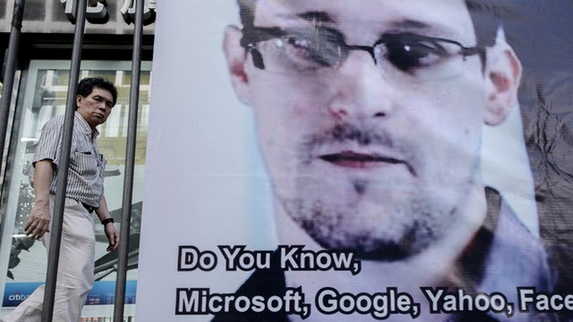 Time: Российские спецслужбы не отпустят Сноудена без допроса