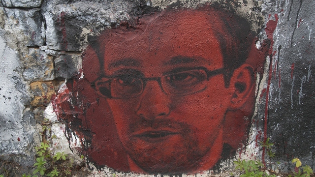 Сноуден: Америка шпионит за миром через Windows и Skype
